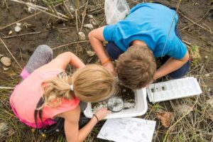 Siblings Playing Dirt   Lynn Jobe